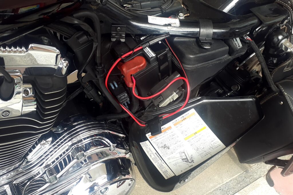 alt="ハーレーのバッテリーを冬に維持充電している様子"
