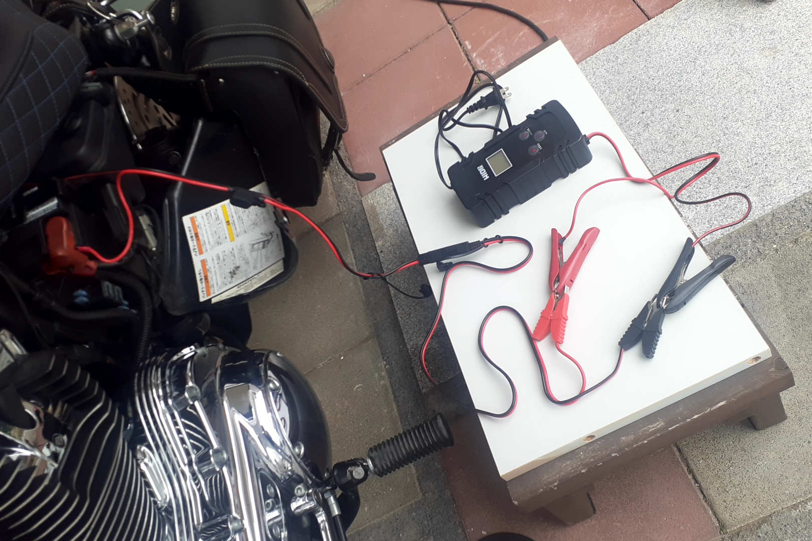 ハーレーのSEケーブルにHID屋BATTERY01を接続して充電している状態
