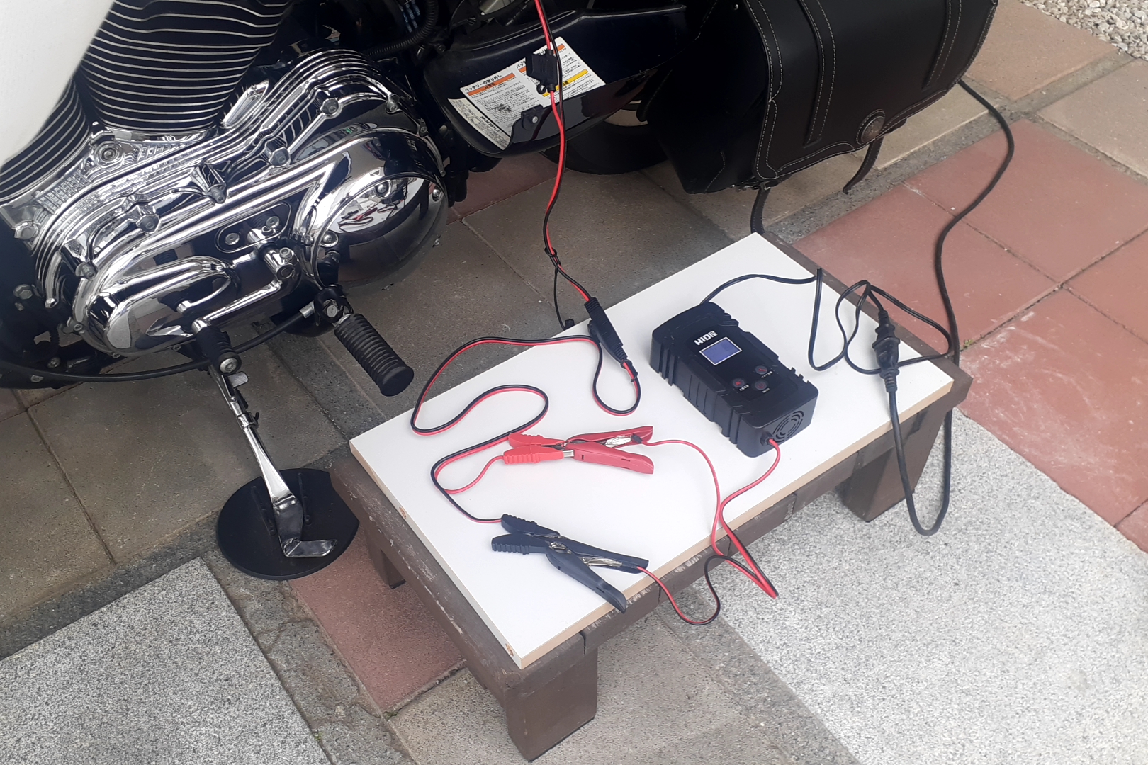 HID屋のバッテリー充電器BATTERY01とクリップケーブルの接続状態