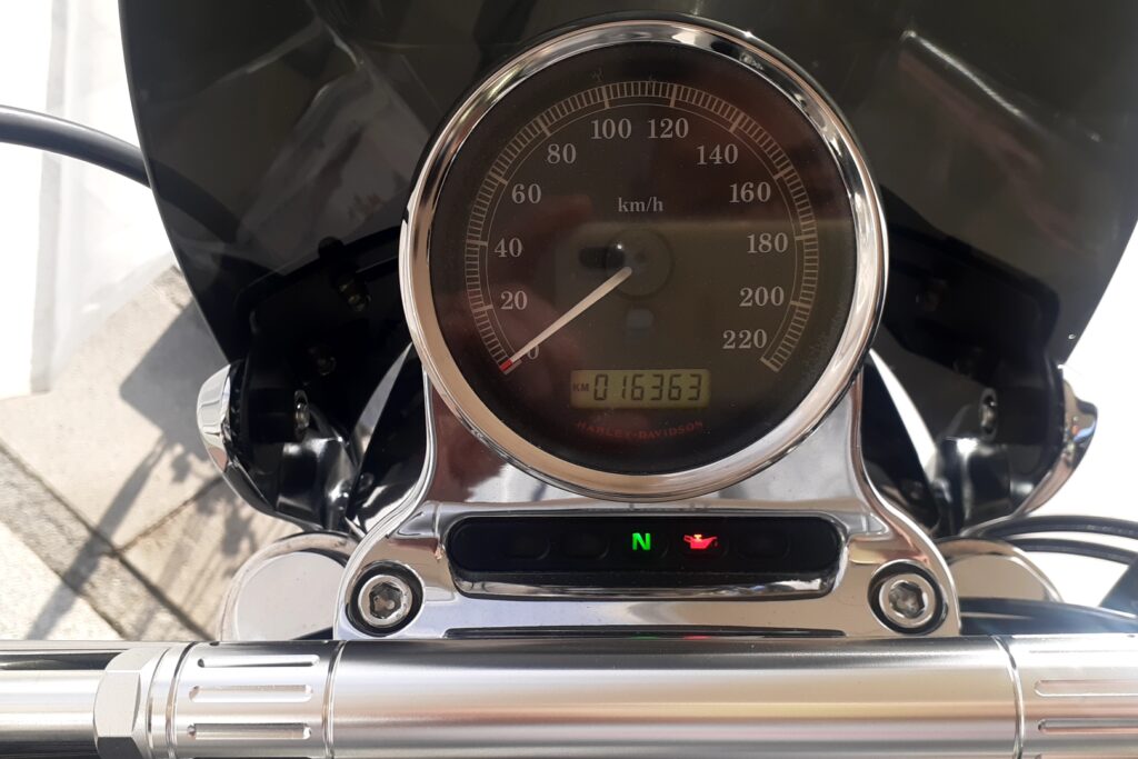 alt="春にエンジンがかからないハーレーのメーター表示"
