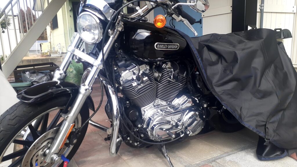 屋根あり・壁なしの外部保管でカバーをかけたハーレー