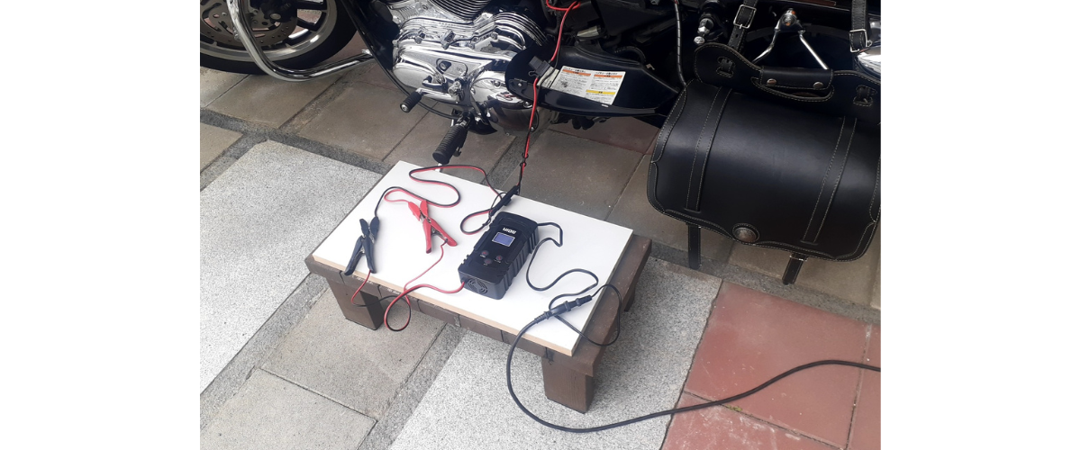 ハーレーにバッテリー充電器を接続し、SEケーブルを使って自宅で充電している様子