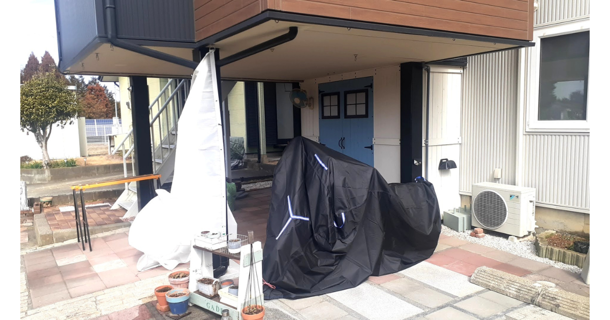 屋根あり・壁なしの外部保管でカバーをかけたハーレー