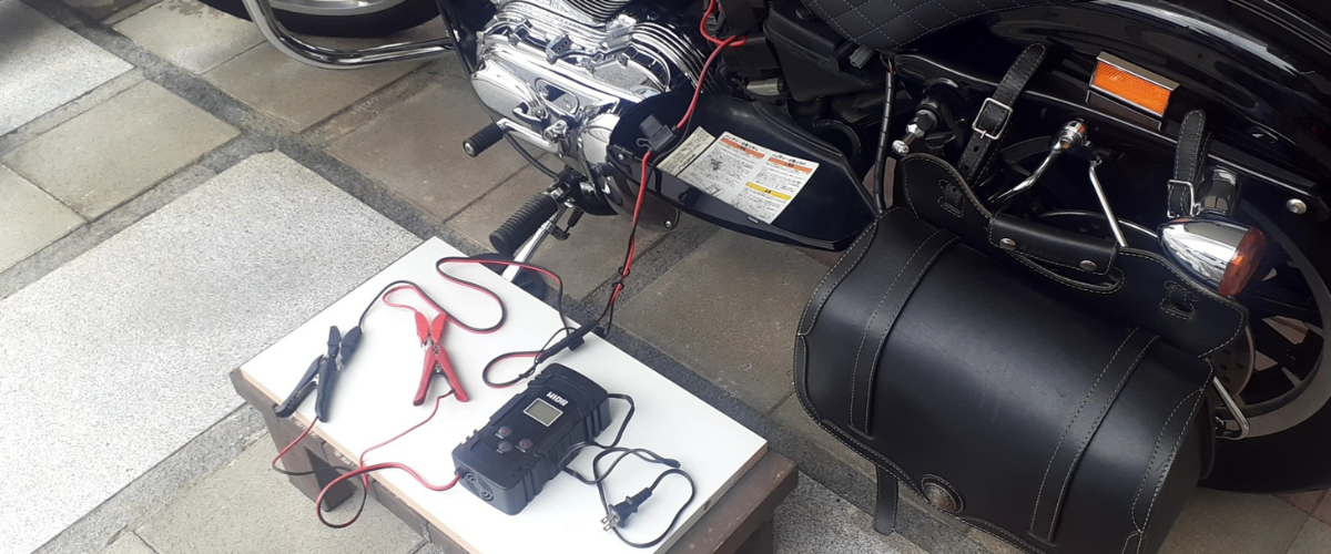 ハーレー バッテリー充電器 使用中の写真