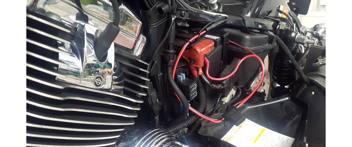 ハーレーのバッテリーに接続されたSE（SAE）ケーブルの実例写真